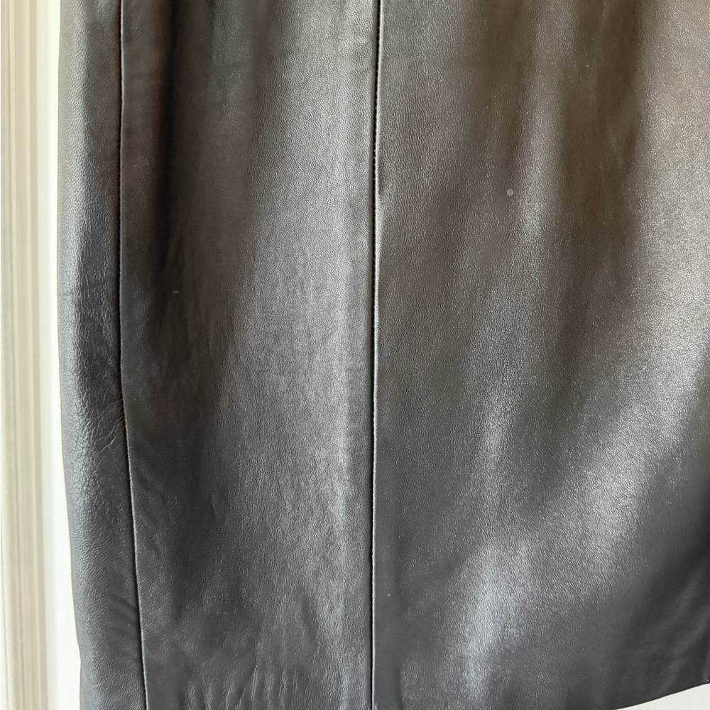 Elegant Black Leather Skirt - Picture 2 of 5